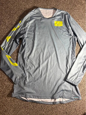 AVID Men’s Medium Gray Yellow Long Sleeve Shirt